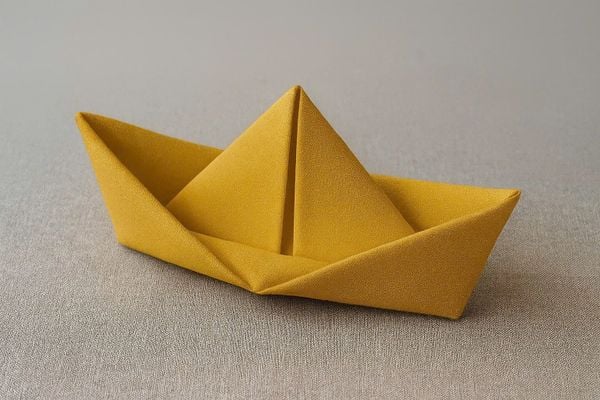 gấp khăn ăn hình mũ ca nô