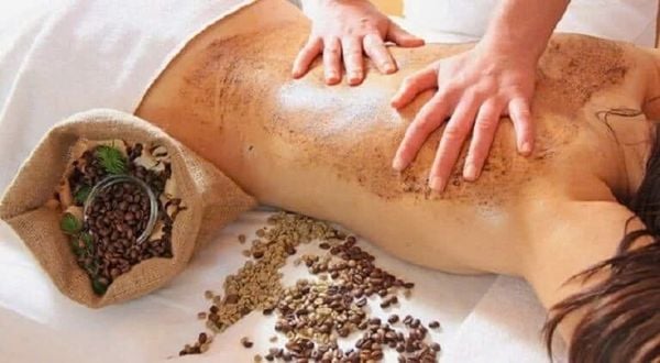 cách sử dụng bã cafe để tắm trắng