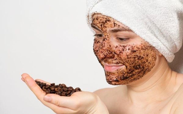 cách sử dụng bã cafe để tắm trắng
