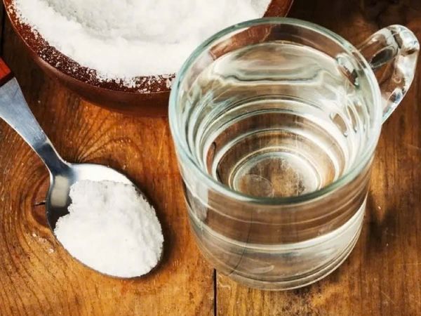 rửa mặt bằng nước muối sinh lý