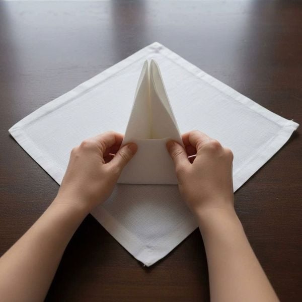 cách gấp khăn ăn hình búp măng