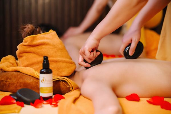 massage đá nóng