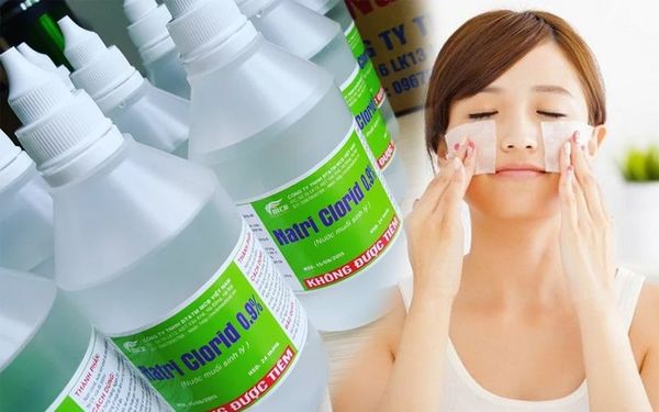 rửa mặt bằng nước muối sinh lý