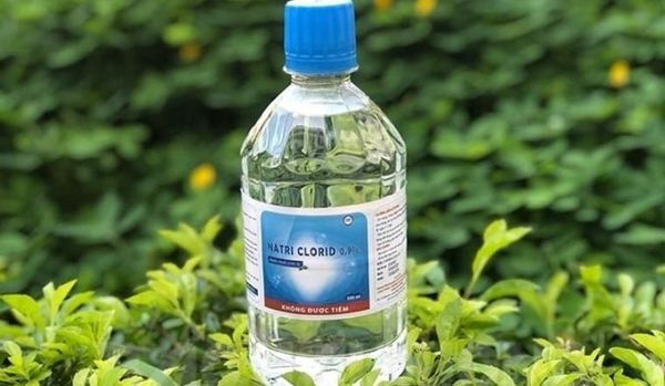 rửa mặt bằng nước muối sinh lý