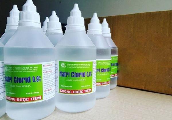 rửa mặt bằng nước muối sinh lý