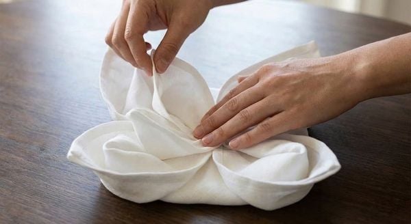 cách gấp khăn ăn hình hoa sen
