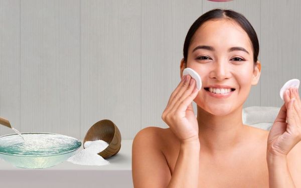 rửa mặt bằng nước muối sinh lý