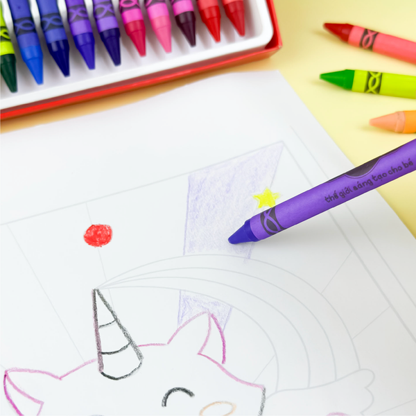 Bé đang tập trung tập tô màu rèn luyện sự kiên nhẫn