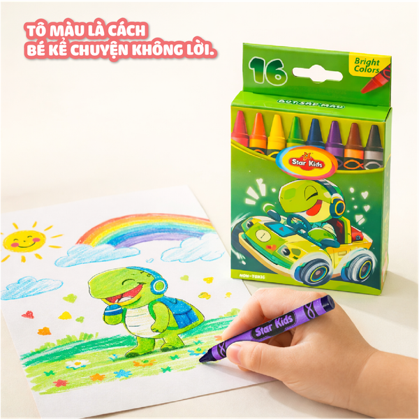 Cận cảnh đôi bàn tay bé đang cầm bút sáp màu Star Kids vẽ những đường nét tự do