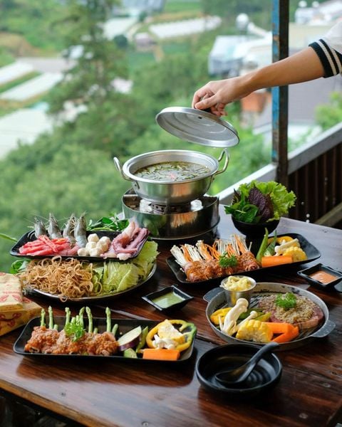 bo-chen-dia-mau-den-nham-chuyen-lau-nuong-tai-da-lat
