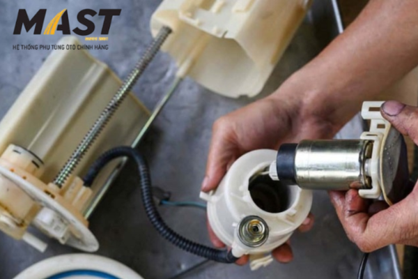 Bơm xăng là một bộ phận cơ điện tử nằm trong bình nhiên liệu ô tô