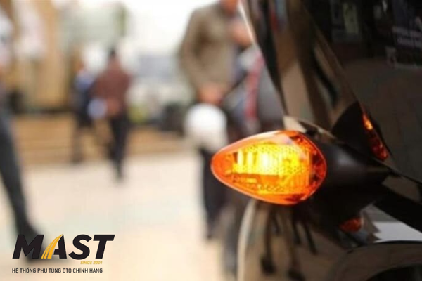 Lỗi chuyển làn không xi nhan ô tô là gì?