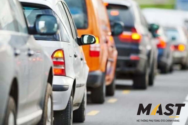 Theo quy định khi nào bắt buộc cần phải bật xi nhan ô tô?