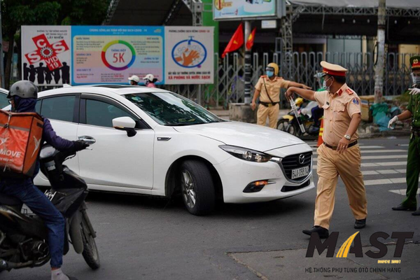 Trường hợp quên tắt xi nhan có bị phạt không?