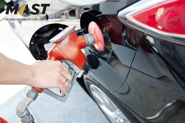 Nên đổ xăng 92 hay 95 cho ô tô để tiết kiệm hơn?