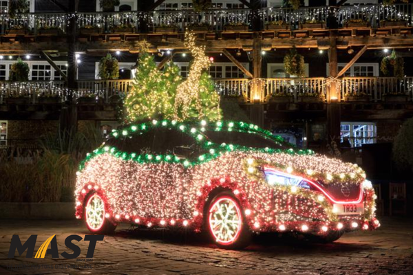 Nam châm phản quang mang lại hiệu ứng cực kỳ nổi bật khi trang trí xe hơi mùa Noel