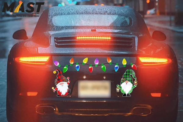 Đồ trang trí nội thất ô tô có màu và hoạ tiết giống Noel