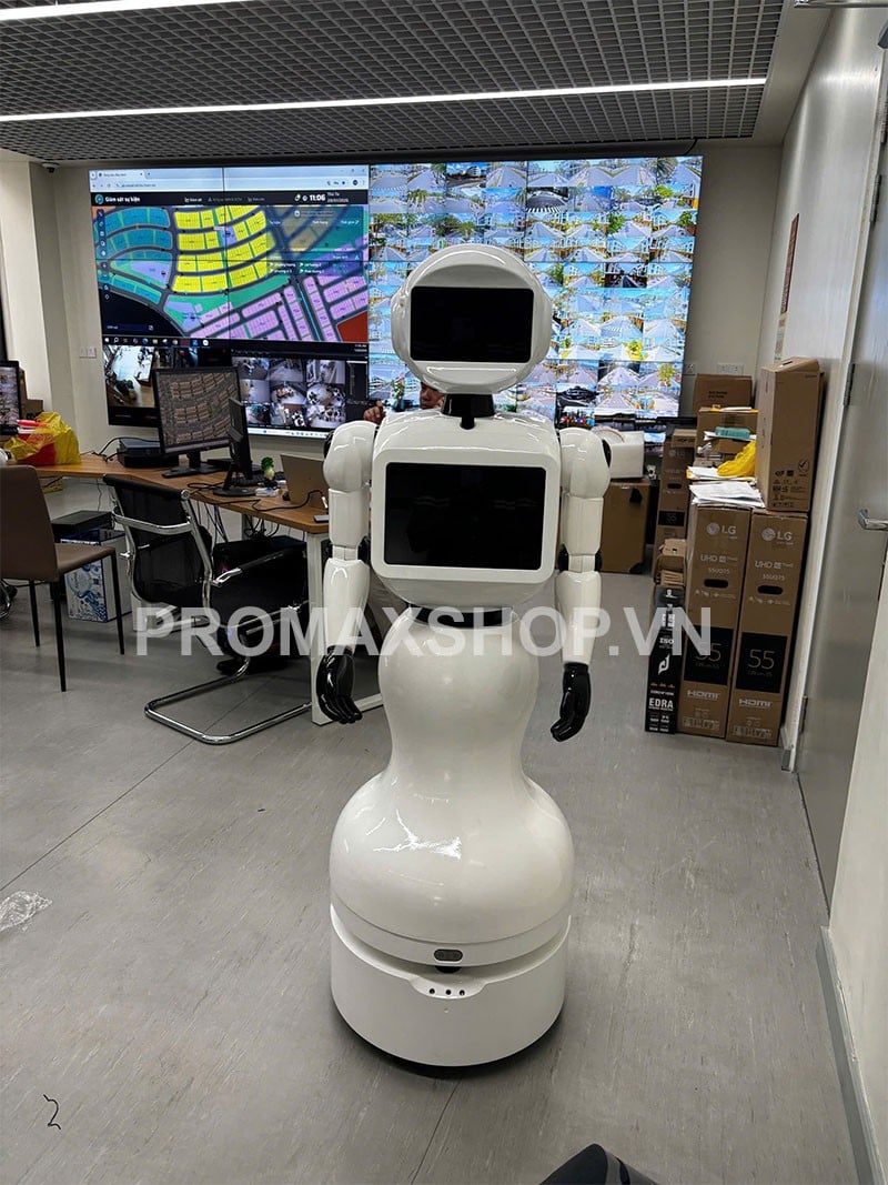 Robot hình người ProBot V2 có mặt trong sự kiện YEP của Savills Việt Nam