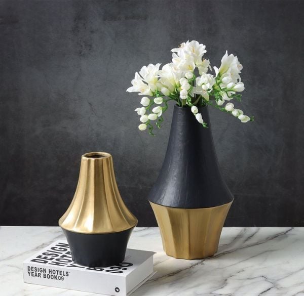 Cách chọn bình hoa gốm và hoa giả phù hợp