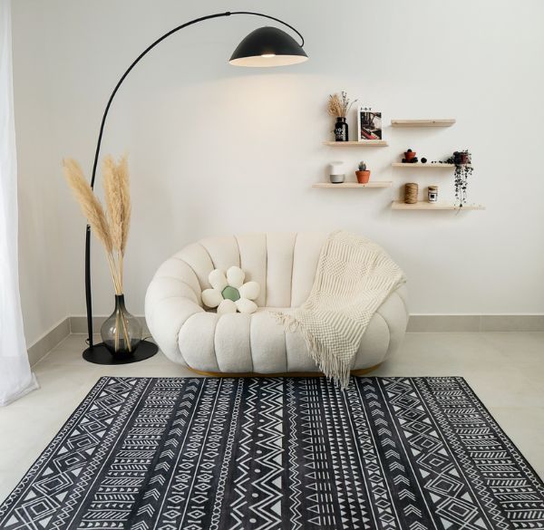 Chọn thảm đồng tông với màu tường để phòng rộng hơn