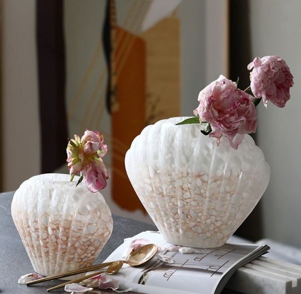 Chọn kiểu dáng và chất liệu bình hoa để bàn phù hợp