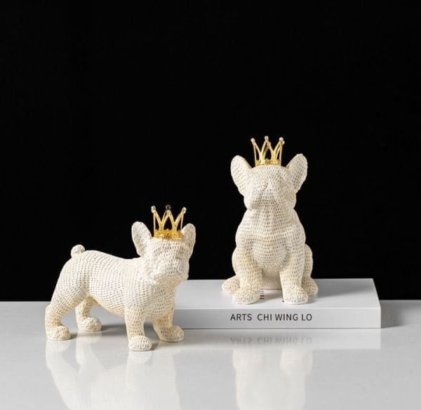 Trang trí góc đọc sách với tượng trừu tượng & sách decor