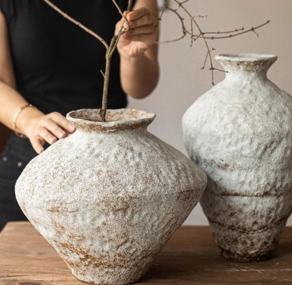 Phong cách Wabi-Sabi với bình hoa gốm tinh tế