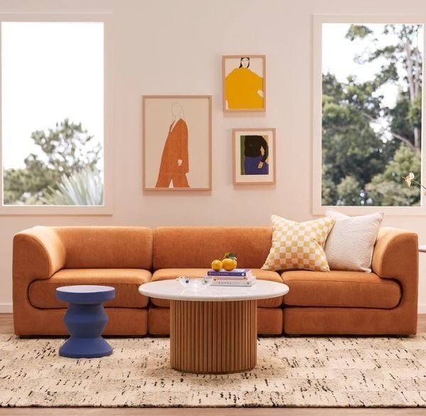 Bày trí phụ kiện trên kệ tủ tivi tạo điểm nhấn và hài hòa