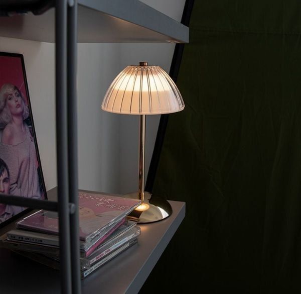 Chọn đèn ngủ decor theo phong cách phòng ngủ