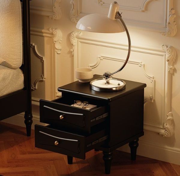 Decor tủ đầu giường: Kết hợp đèn, hoa, ảnh thật tinh tế