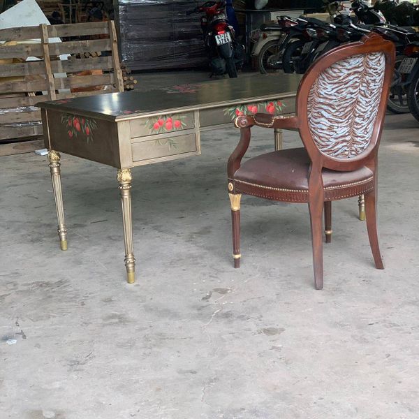 Bàn làm việc Louis XVI vẽ hoa