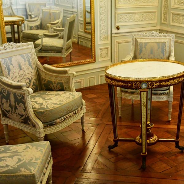 Lâu đài Petit trianon - nội thất Louis XVI