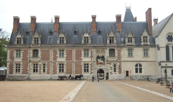 Cánh cung Louis XII ở Lâu đài hoàng gia Pháp Blois