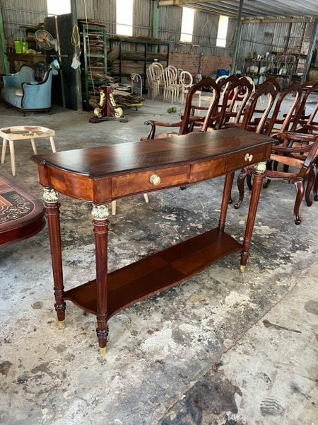 Bàn console với họa tiết trang trí cổ điển