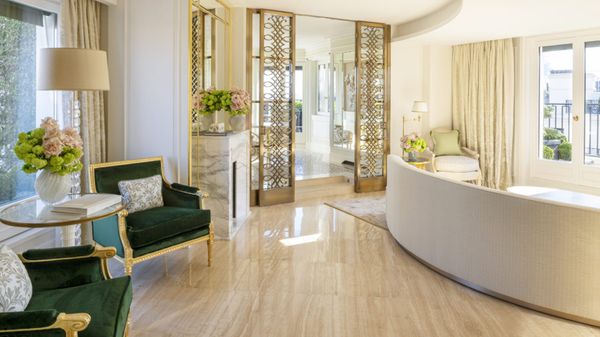 Khách sạn Four Seasons Hotel George V