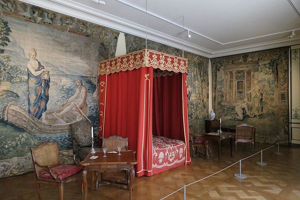 Bên trong Lâu Đài Sully sur Loire