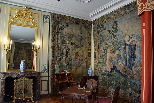 Bên trong Lâu Đài Sully sur Loire