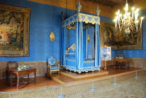 Bên trong Lâu Đài Sully sur Loire- phòng của vua