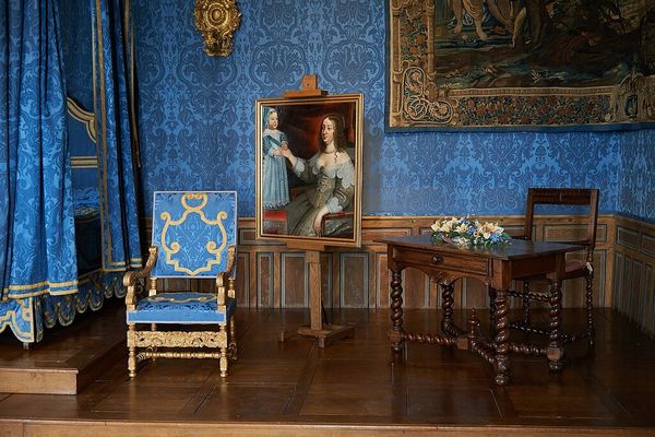 Bên trong Lâu Đài Sully sur Loire- phòng của vua