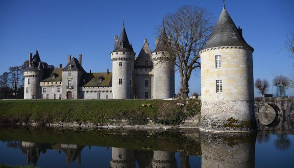 Lâu Đài Sully sur Loire: Kiệt Tác Gỗ và Nội Thất Pháo Đài Trung Cổ