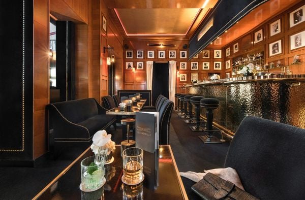 Le Fouquet’s - nội thất cổ điển Paris