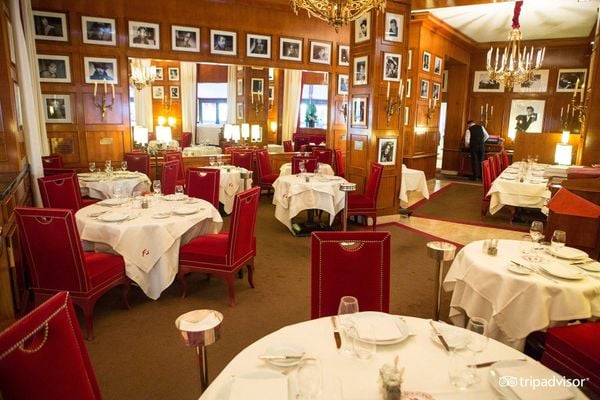 Le Fouquet’s - nội thất cổ điển Paris