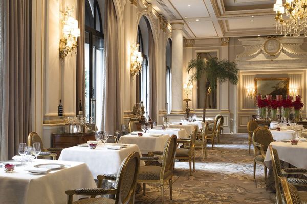 Khách sạn Four Seasons Hotel George V