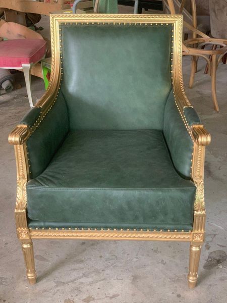 Sofa đơn Louis XVI bọc da bò, khung ghế dán lá vàng