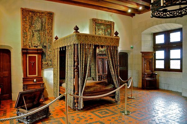 Lâu đài Amboise - giường ngủ cổ điển Pháp