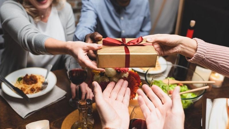 Có thể tặng quà tết cho bạn bè vào tuần cuối trước kỳ nghỉ Tết