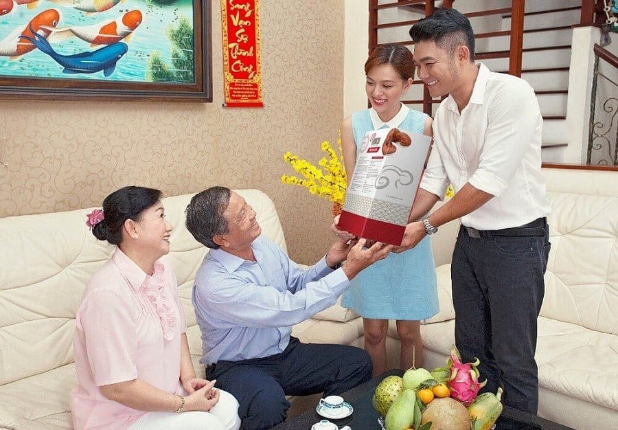 Thời điểm biếu quà Tết cho ông bà, bố mẹ nên từ ngày 23 tháng Chạp đến 27 tháng Chạp âm lịch