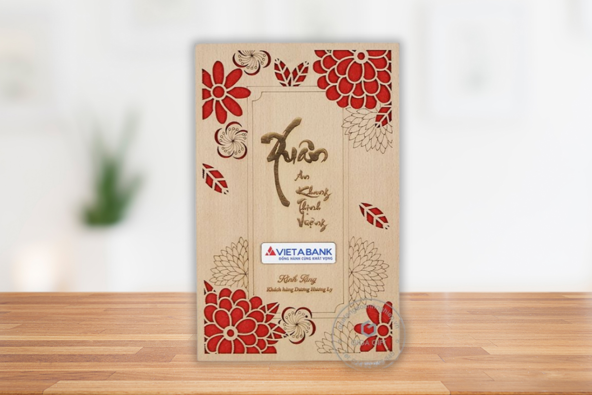 Hộp quà Tết hộp gỗ in laser trên nắp hộp vô cùng nổi bật và sang trọng