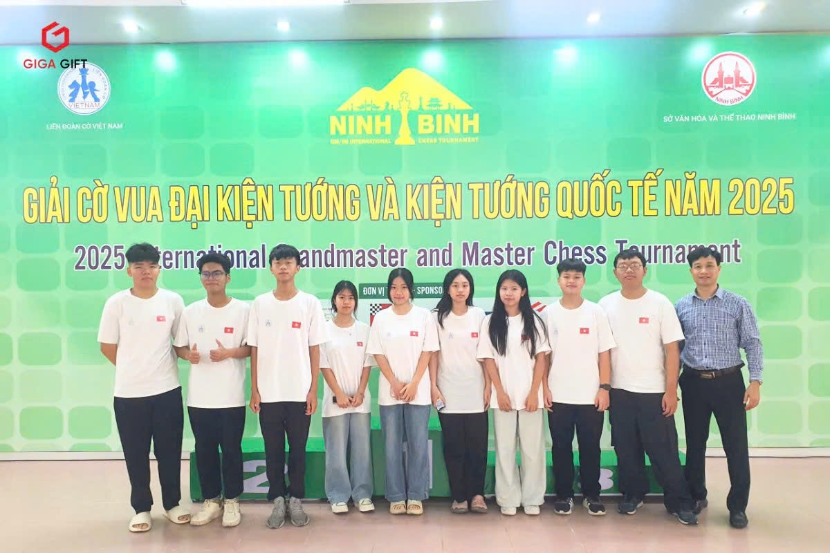 Các thí sinh mặc áo đồng phục thi đấu do Giga Gift tài trợ