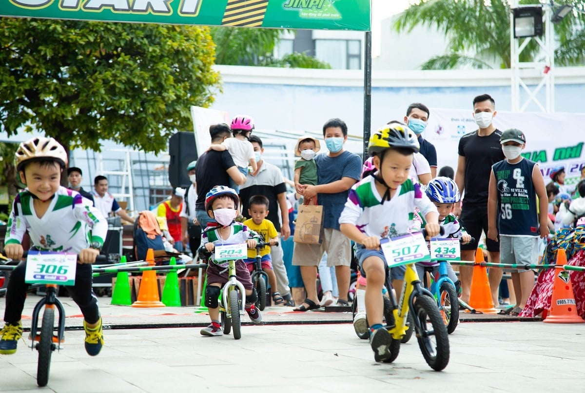 Cuộc thi đạp xe cho con em nhân viên trong ngày hội của công ty